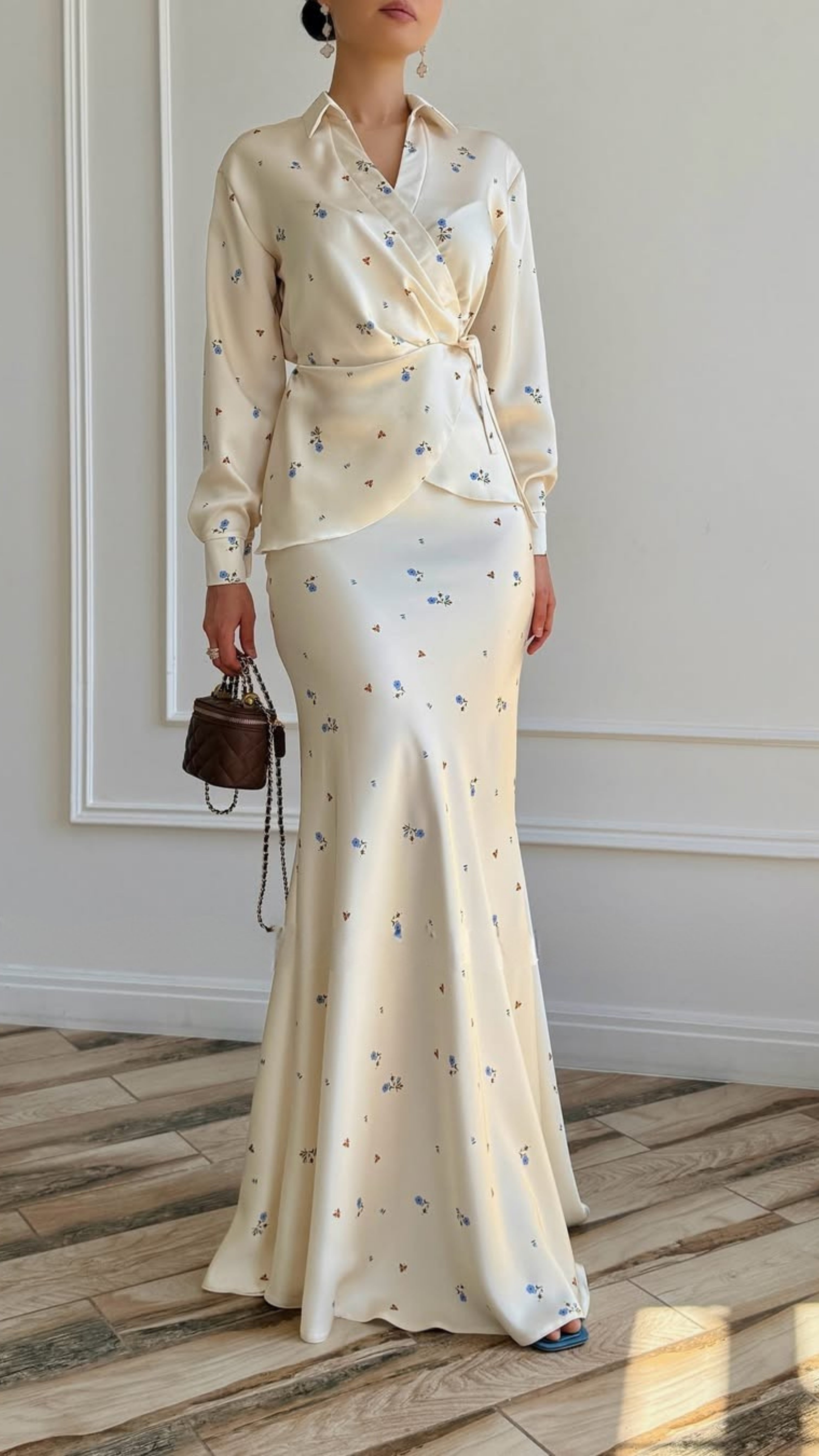 Satin-Set mit floralen Mustern in Creme und Blau