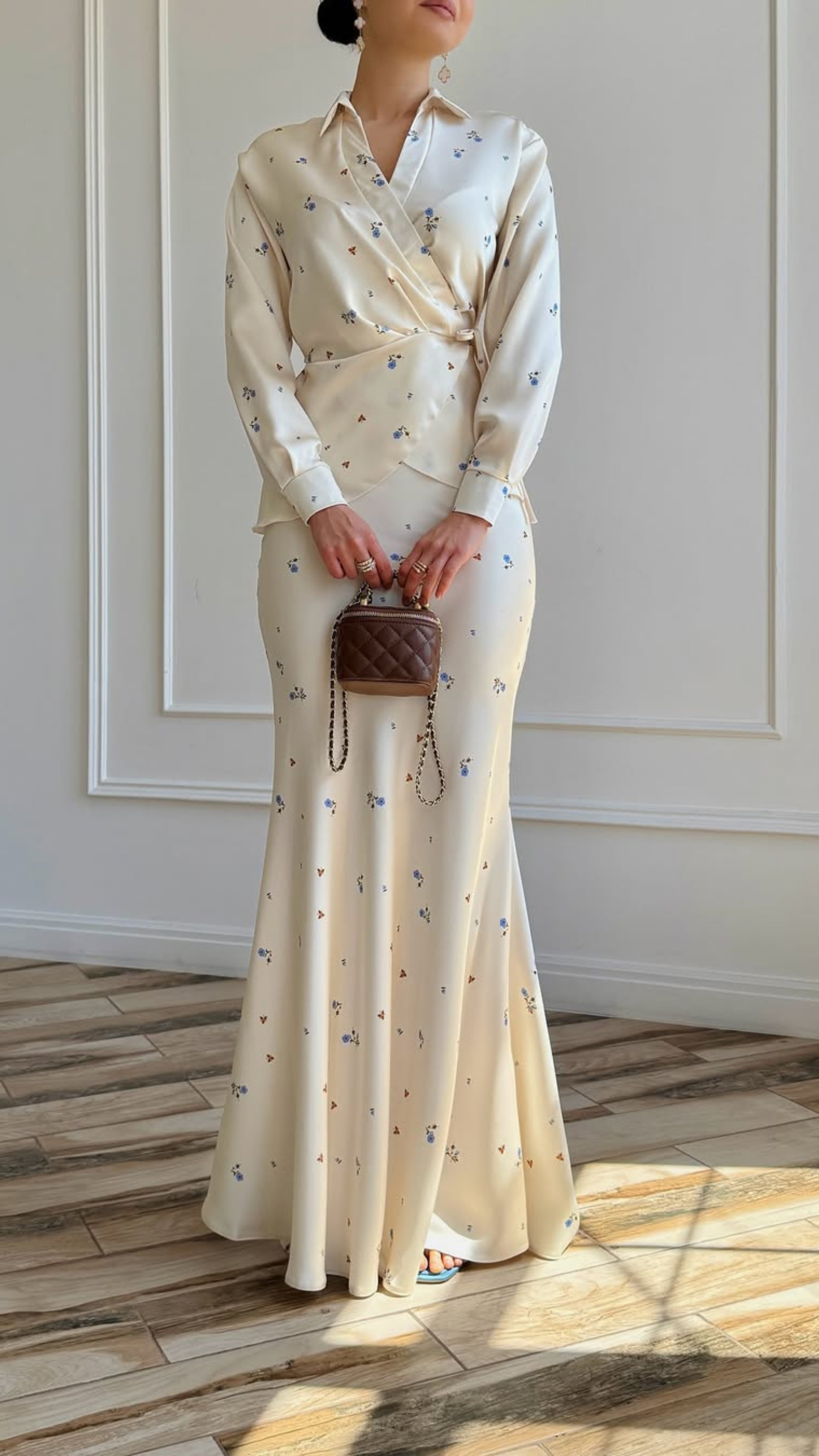 Satin-Set mit floralen Mustern in Creme und Blau