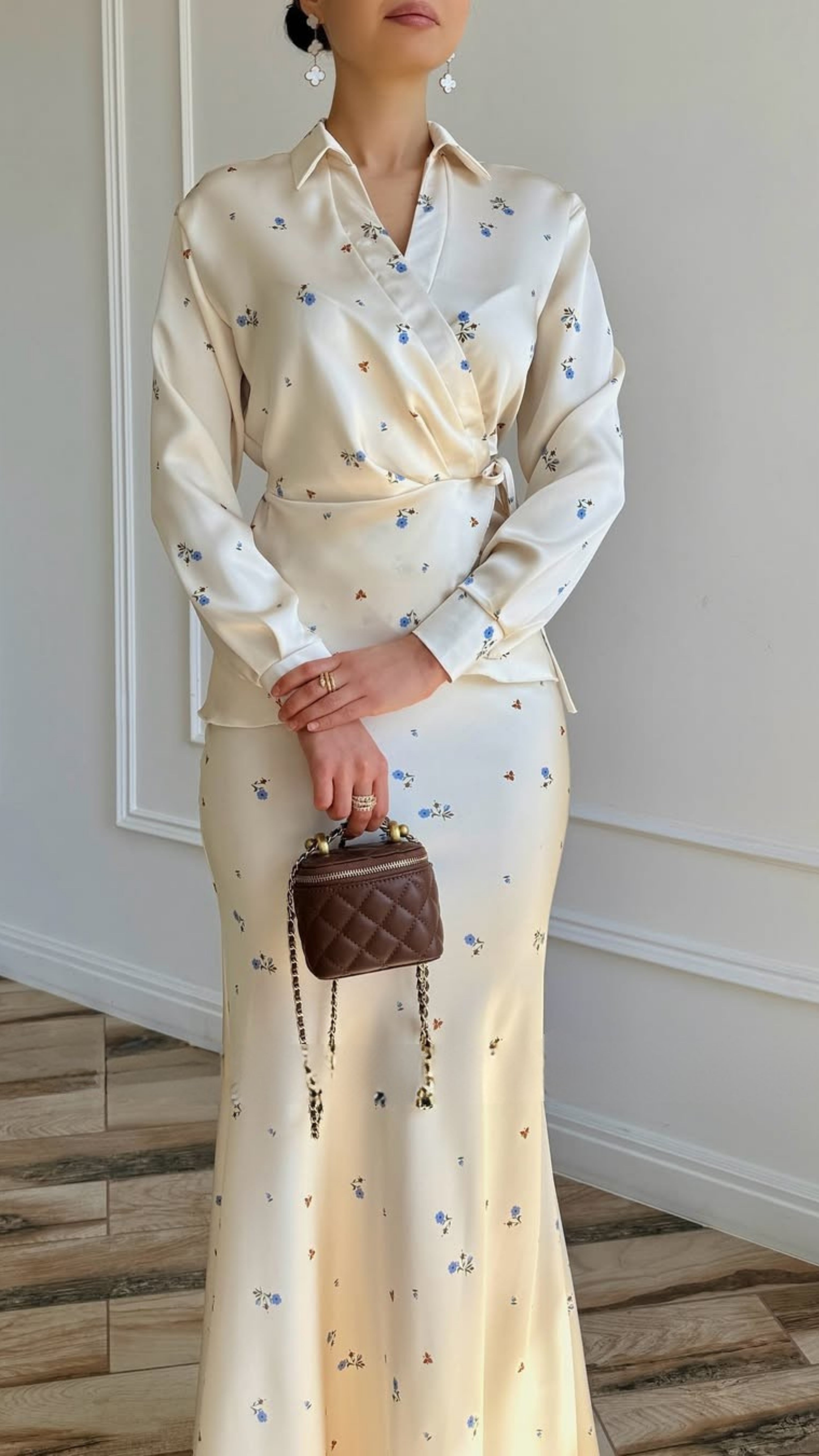 Satin-Set mit floralen Mustern in Creme und Blau