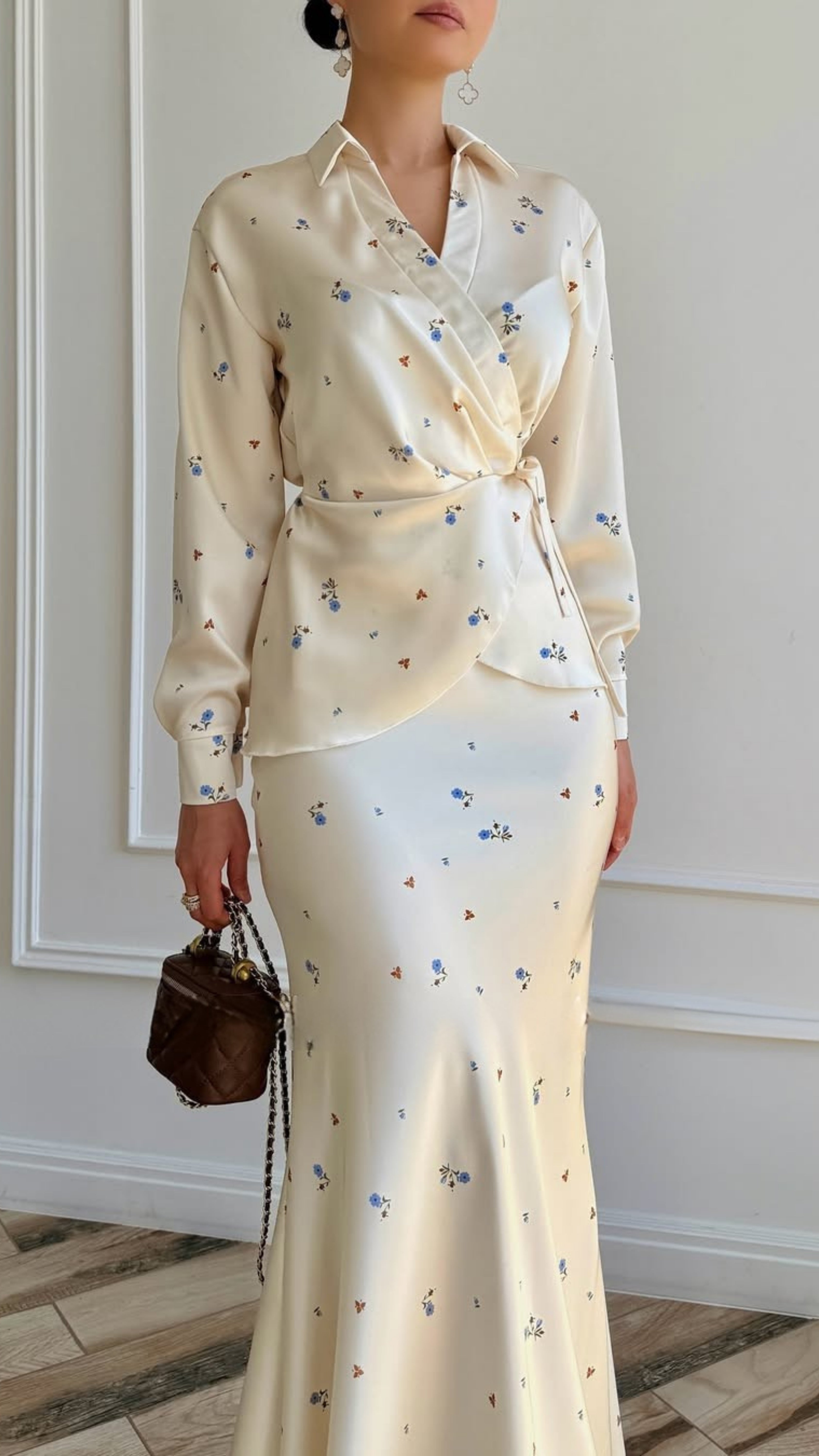 Satin-Set mit floralen Mustern in Creme und Blau