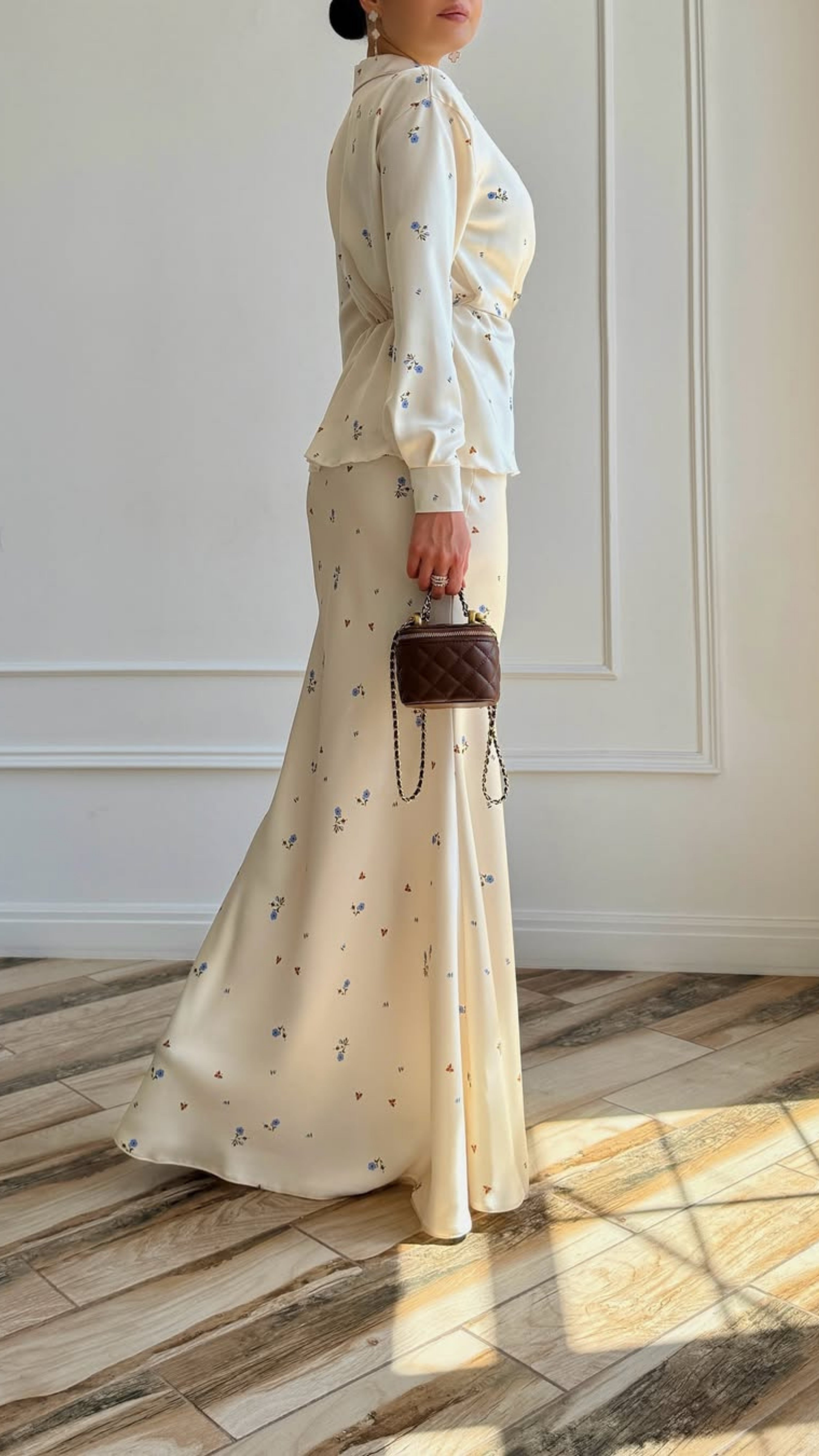 Satin-Set mit floralen Mustern in Creme und Blau