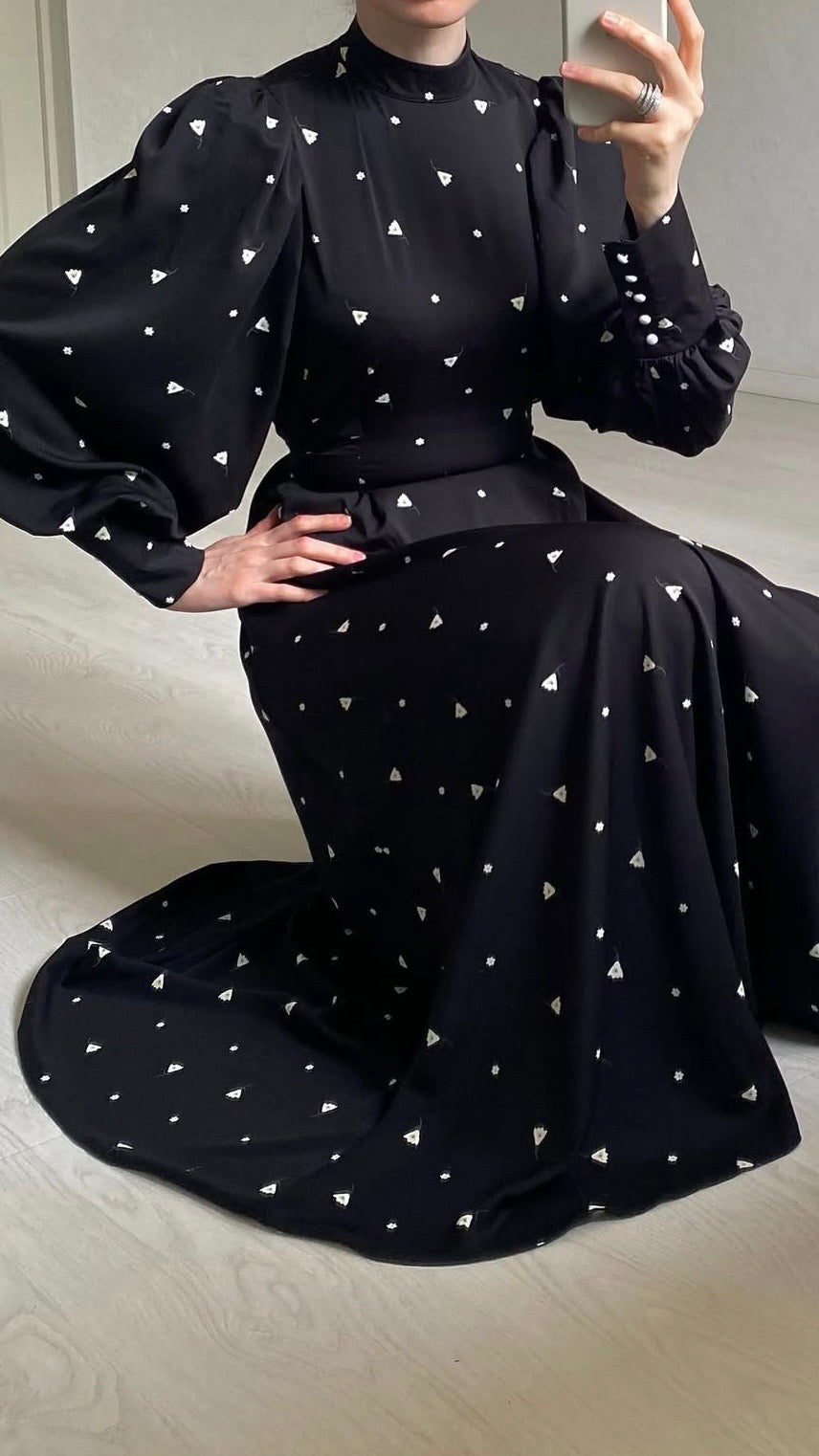Schwarzes Maxi-Kleid mit Puffärmeln und Muster