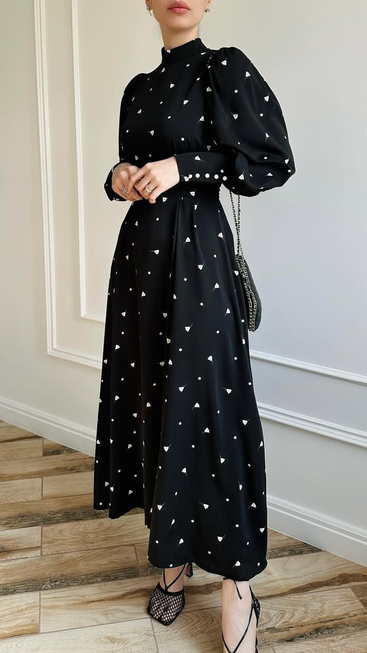 Schwarzes Maxikleid mit Stehkragen und Puffärmeln
