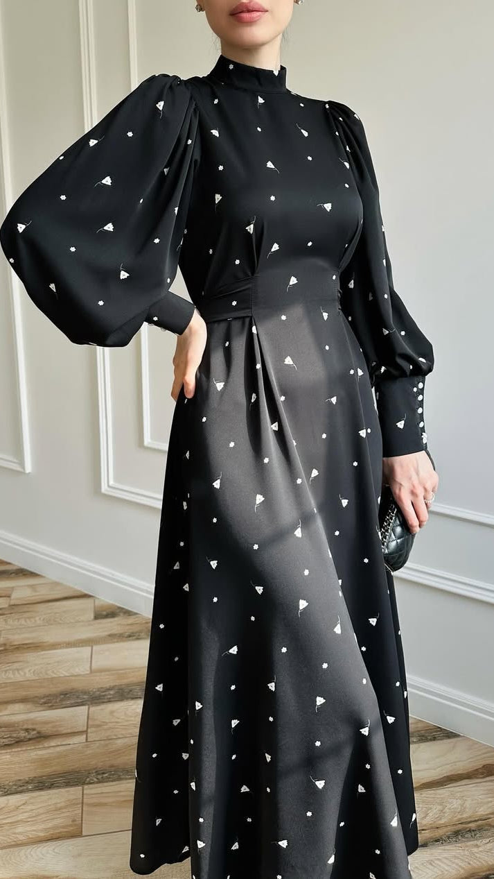 Schwarzes Maxikleid mit Stehkragen und Puffärmeln