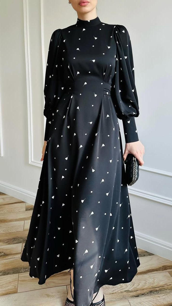 Schwarzes Maxikleid mit Stehkragen und Puffärmeln