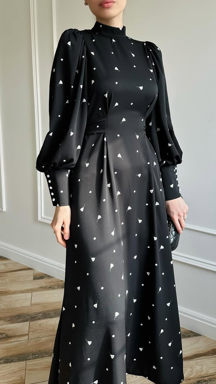 Schwarzes Maxikleid mit Stehkragen und Puffärmeln